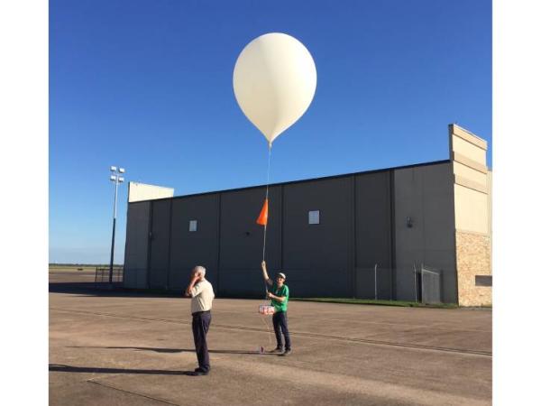 image of VIRGAS science team with a balloonsonde ready for launch