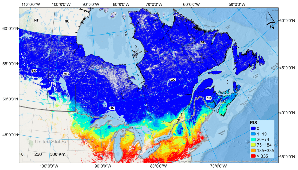 Map showing average risk levels of deer tick (Ixodes scapularis) distribution across Central and Eastern Canadian provinces from 2000-2015, with highest concentrations in southern Ontario and Quebec regions.