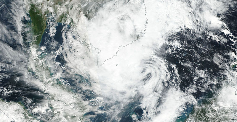 Typhoon Tembin approaching Vietnam on 25 December 2017 (VIIRS/Suomi-NPP)